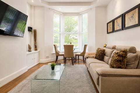 Family Apartment, 1 Double Bed with Sofa bed | In-room dining