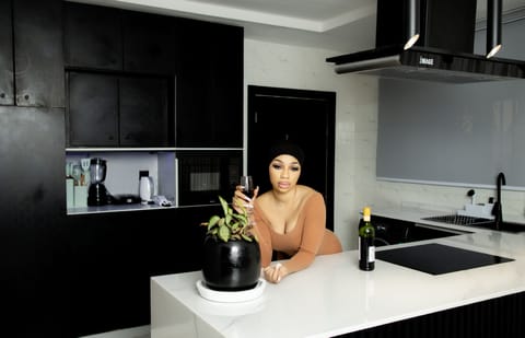 Executive Apartment | Private kitchen | Full-size fridge, microwave, oven, blender