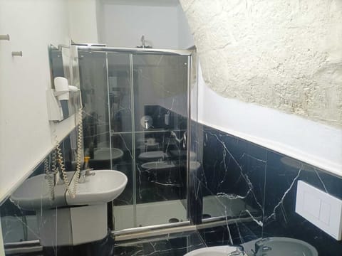 Exclusive Triple Room | Bathroom