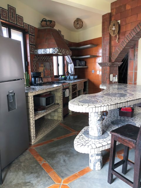 Oceanview Guesthouse, Angelito studio apartment | Private kitchen | Stovetop, cookware/dishes/utensils