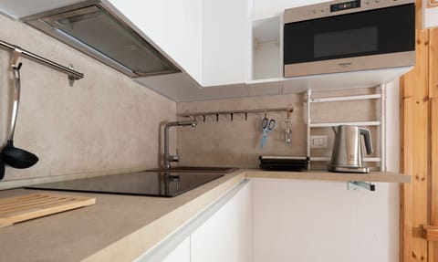 Apartment (2 Bedrooms) | Private kitchen | Microwave, oven, toaster, highchair