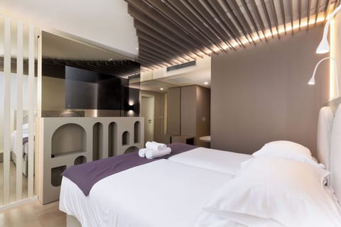 Double Room | In-room safe, laptop workspace, blackout drapes, free WiFi