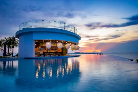 Poolside bar