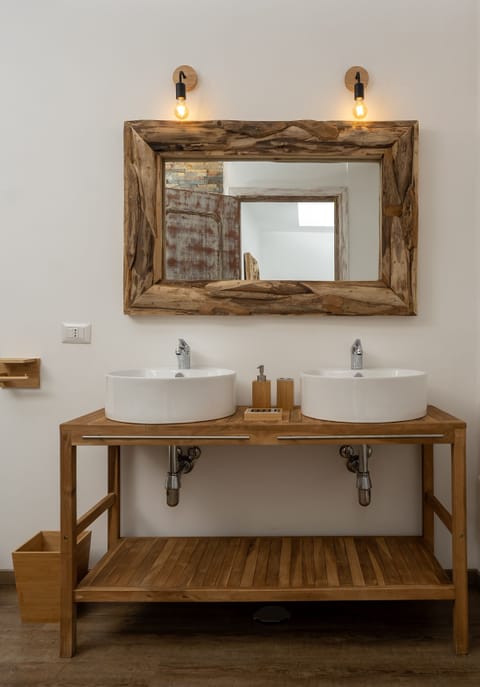 Deluxe Double Room | Bathroom | Shower, hydromassage showerhead, free toiletries, hair dryer