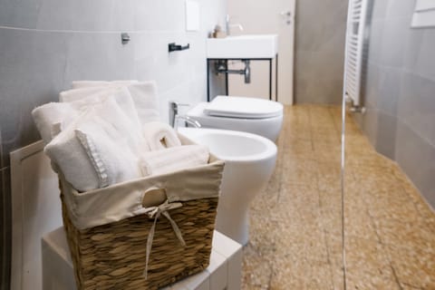 Comfort Triple Room | Bathroom | Shower, rainfall showerhead, hair dryer, bidet