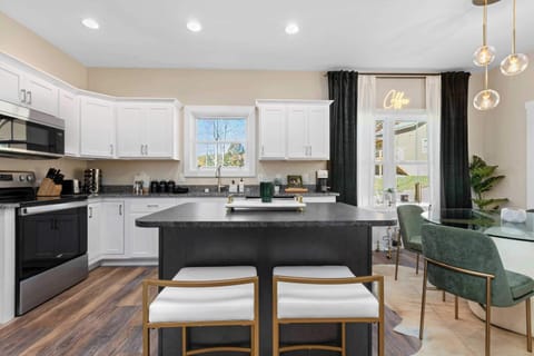 House (3 Bedrooms) | Private kitchen | Fridge, microwave, oven, stovetop