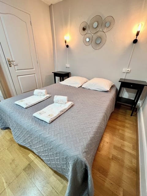 Double Room, Private Bathroom | Desk, free cribs/infant beds, free WiFi, bed sheets