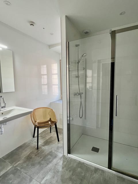 Double Room, Shared Bathroom (avec lavabo) | Bathroom | Shower, rainfall showerhead, hair dryer, towels