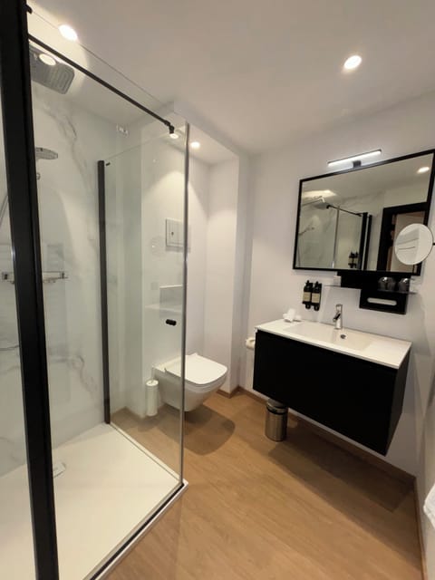 Dalton Double | Bathroom | Free toiletries, hair dryer, slippers, towels