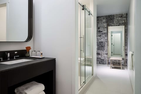 Suite (Loft) | Bathroom | Shower, free toiletries, hair dryer, bathrobes