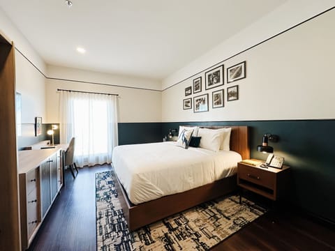 Premium Room | 1 bedroom, premium bedding, in-room safe, desk