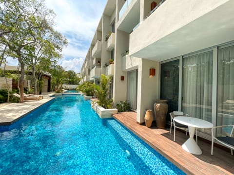 2 outdoor pools