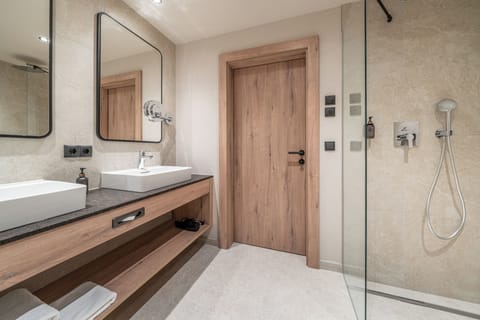 Family Suite, Mountain View | Bathroom | Shower, rainfall showerhead, hair dryer, heated floors