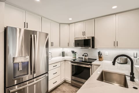 Condo, 2 Bedrooms | Private kitchen | Fridge, oven, coffee/tea maker, toaster