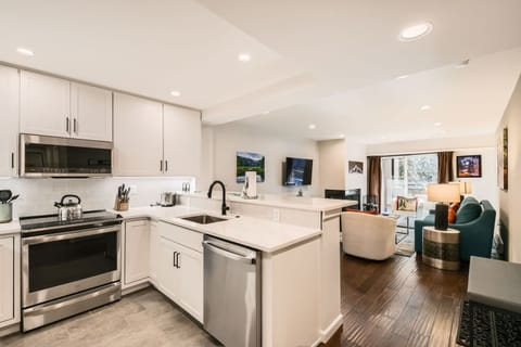 Condo, 2 Bedrooms | Private kitchen | Fridge, oven, coffee/tea maker, toaster