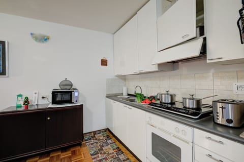 Family Apartment, Multiple Bedrooms (Studio Saturno 23 in the city center) | Private kitchen | Fridge, microwave, oven, stovetop