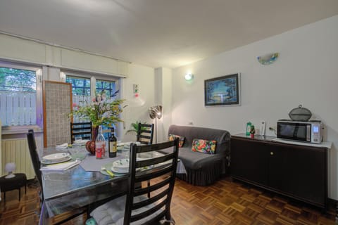 Family Apartment, Multiple Bedrooms (Studio Saturno 23 in the city center) | Living area | 21-inch flat-screen TV with digital channels