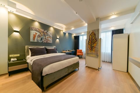 Minibar, in-room safe, laptop workspace, blackout drapes