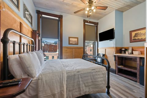 Queen Deluxe | Free WiFi, wheelchair access