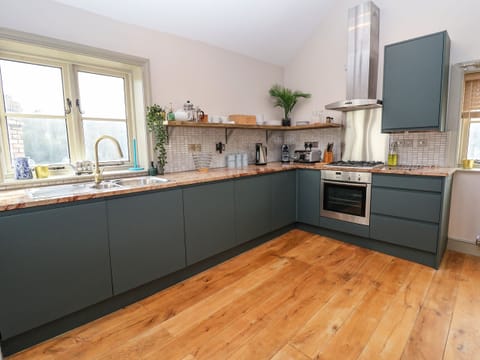 Fridge, dishwasher, cookware/dishes/utensils