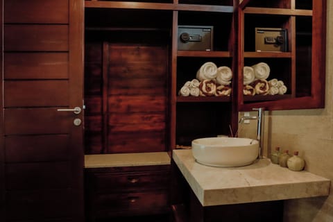 Shower, rainfall showerhead, free toiletries, hair dryer