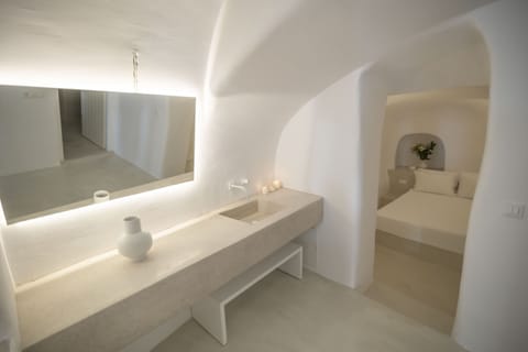 Apartment, Ensuite, Sea View (Vasilios' Cave) | Interior