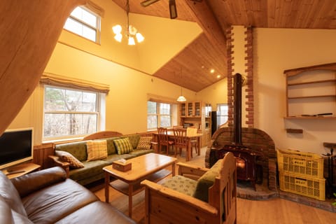 Flat-screen TV, fireplace, heated floors