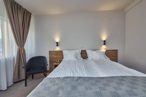 Classic Double or Twin Room | In-room safe, desk, laptop workspace, blackout drapes