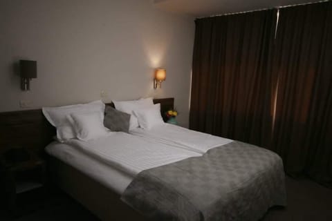 Classic Double or Twin Room | In-room safe, desk, laptop workspace, blackout drapes