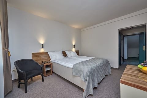 Classic Double or Twin Room | In-room safe, desk, laptop workspace, blackout drapes