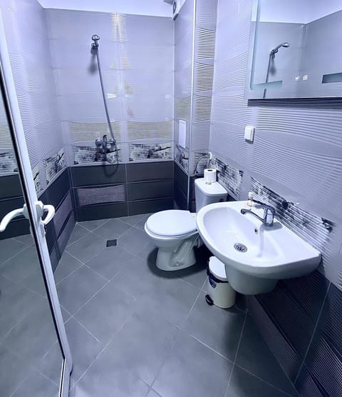 Business Single Room | Bathroom | Shower, towels, soap, shampoo