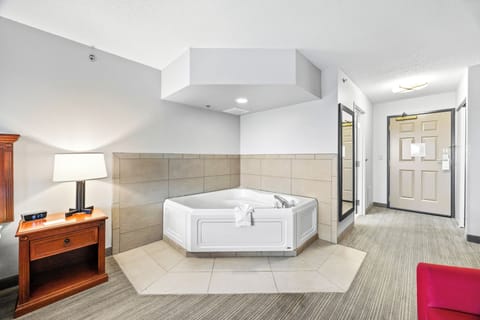 King Jacuzzi Handicap | Frette Italian sheets, premium bedding, pillowtop beds, desk