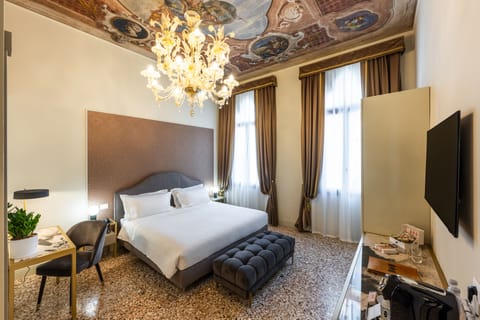 Junior Studio Suite | Premium bedding, down comforters, minibar, in-room safe