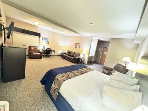 Suite King With 2 Recliner With Couch & Tub Shower | Pillowtop beds, individually decorated, individually furnished, desk