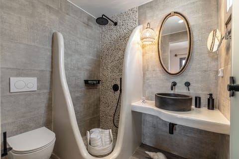 Superior Triple Room, Sea View | Bathroom | Shower, free toiletries, hair dryer, towels