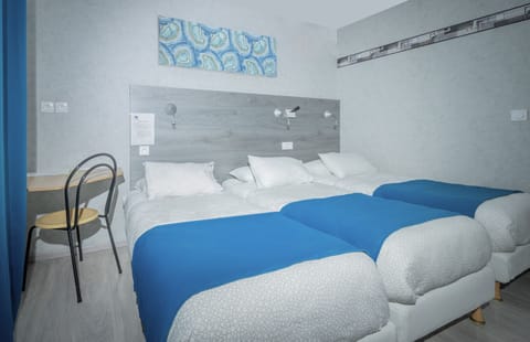 Standard Triple Room | Desk, soundproofing, free WiFi, bed sheets