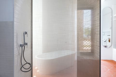 Separate tub and shower, deep soaking tub, rainfall showerhead