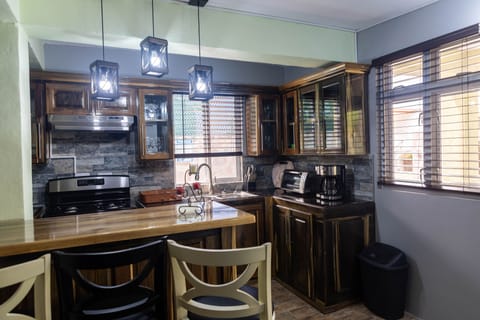 Full-size fridge, microwave, oven, stovetop