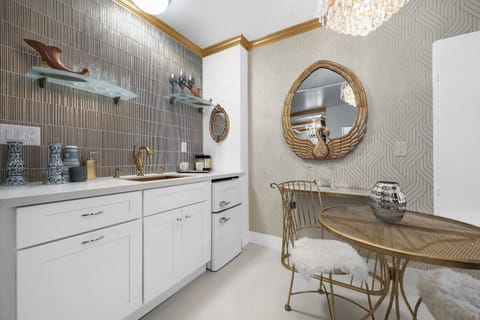 Grand Room, 1 King Bed | Private kitchenette | Coffee/tea maker