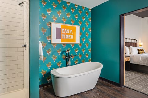 Suite, 1 King Bed, Balcony | Bathroom | Towels