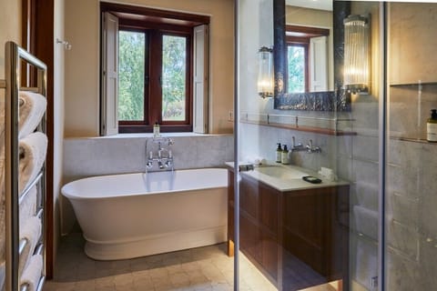 Manor House Superior Room | Bathroom | Shower, hair dryer, slippers, towels