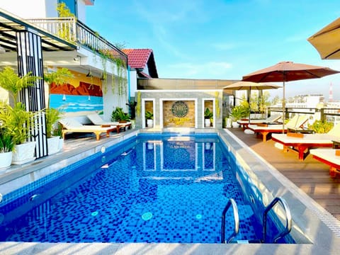 Outdoor pool, pool umbrellas, sun loungers