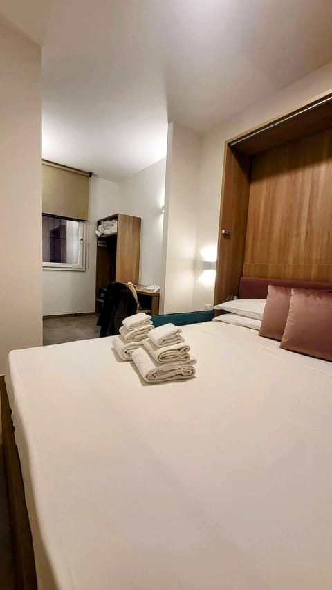 Basic Room | In-room safe, desk, blackout drapes, soundproofing