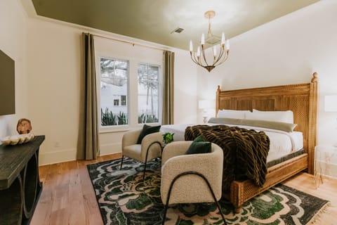 Deluxe Room (Sassafras) | Individually decorated, individually furnished, iron/ironing board