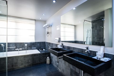 Superior Double Room | Bathroom
