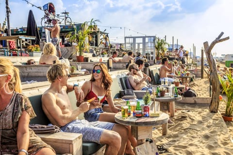Beach nearby, 20 beach bars