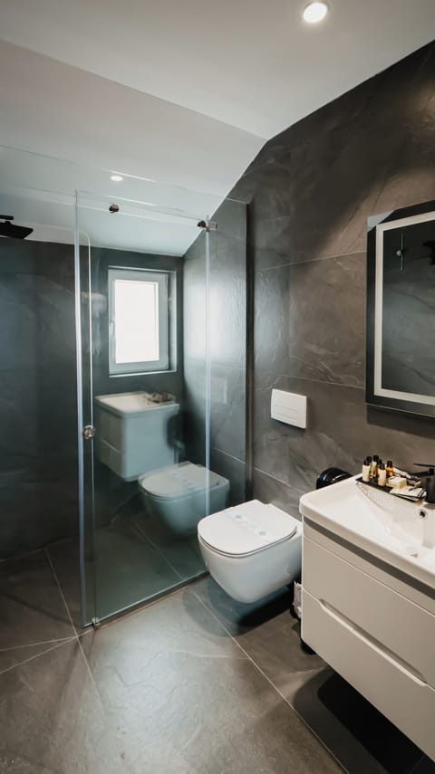 Luxury Double Room, 1 King Bed | Bathroom | Separate tub and shower, free toiletries, slippers, towels