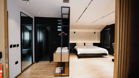 Luxury Double Room, 1 King Bed | Desk, free WiFi