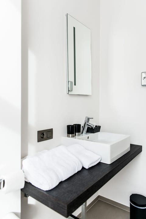 Comfort Double Room | Bathroom | Free toiletries, hair dryer, bathrobes