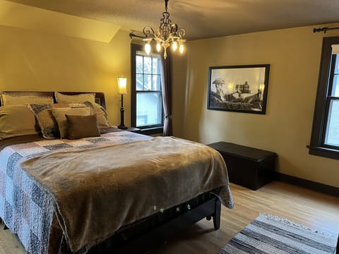 Historic Twin Tudors Inn Southeast Room KP1400SE | Individually decorated, individually furnished, desk, laptop workspace